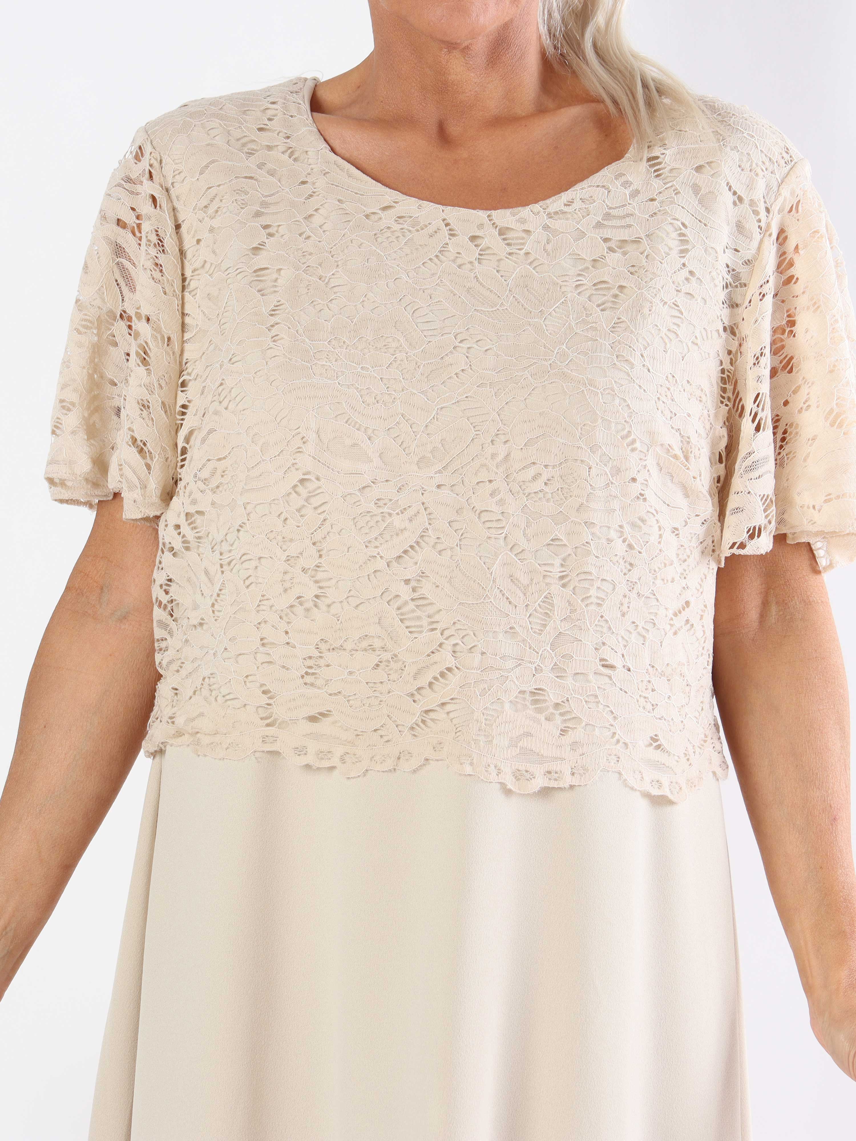 Aniki - Fin feminin plus size kjole med blondestykke foroven